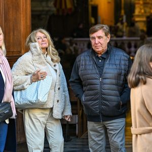 Jean-Pierre Foucault et sa compagne Evelyn Jarre aux obsèques d'Evelyne Leclercq dans la cathédrale Sainte-Réparate de Nice, France, le 13 janvier 2026. Une tenue blanche ou claire est souhaitée pour la cérémonie. Ni fleurs, ni couronnes. Selon la volonté de la défunte Evelyne, des dons en faveur du pôle cancérologie Arnault Tzanck pourront être effectués par chèque à l'ordre de FDD AAT ou via un lien numérique HelloAsso - Campagne de dons, Institut du Cancer de Mougins. © Bruno Bebert/Bestimage