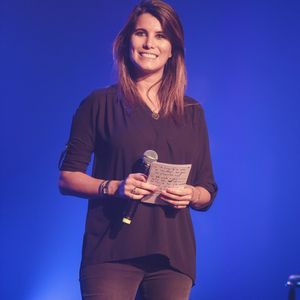 Karine Ferri (enceinte) anime le concert gratuit "RFM Music Live" à Lille. Le 28 septembre 2015. VANSTEENKISTE STEPHANE / BESTIMAGE