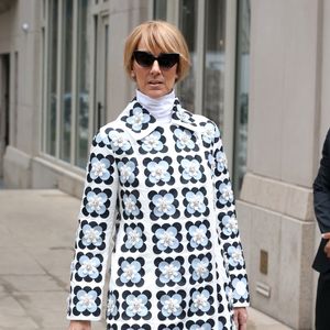 Celine Dion sort de son hôtel pour se rendre à son concert à Long Island dans l'État de New York, le 3 mars 2020.
Backgrid USA / Bestimage