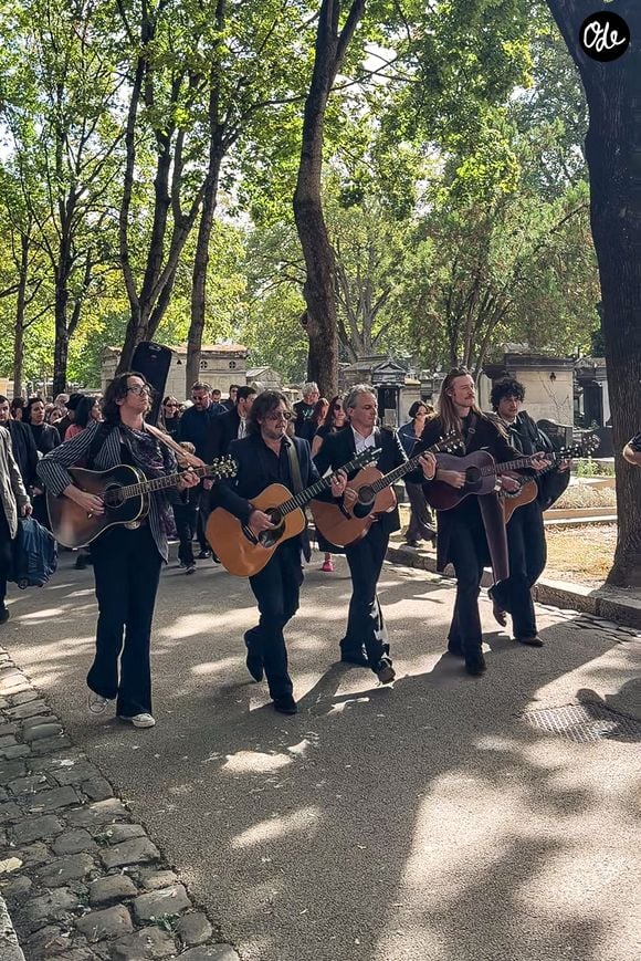 Il était accompagné des membres de son groupe Family Affair

Raoul Chichin (2ème en partant de la droite) joue de la guitare à son arrivée pour les obsèques de sa mère Catherine Ringer, la chanteuse des Rita Mitsouko, au cimetière de Montmartre, dans le 18ème arrondissement de Paris, France, le 19 septembre 2026. © Bestimage