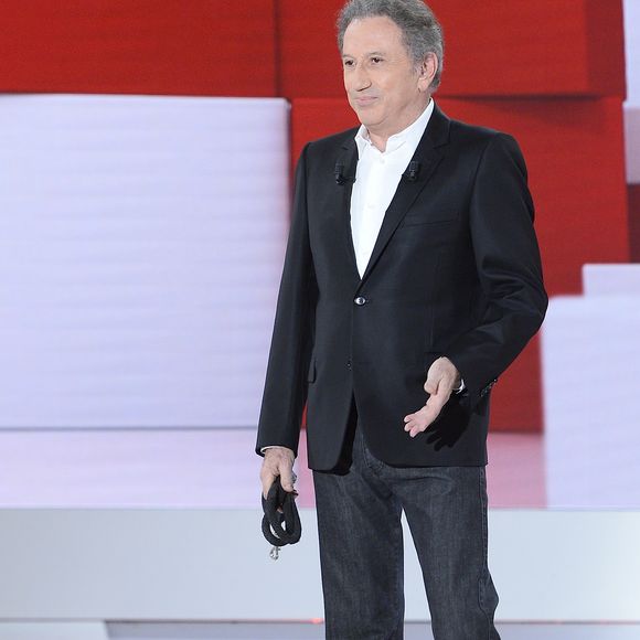 Le présentateur reçoit des personnalités sur son fameux canapé rouge
Michel Drucker et sa chienne Isia - Enregistrement de l'émission "Vivement Dimanche" à Paris le 2 Décembre 2015 et qui sera diffusée le 6 Décembre 2015. Invité principale Linda de Suza © Coadic Guirec / Bestimage