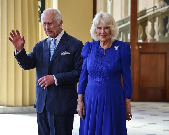 L'épouse du roi Charles III s'est rendue dans un magasin de luxe pour réaliser quelques achats de Noël

Le roi Charles III d'Angleterre et Camilla Parker Bowles, reine consort d'Angleterre - Le roi d'Angleterre et la reine consort d'Angleterre, raccompagnent l'empereur et l'impératrice du Japon aux portes de Buckingham Palace à l'issue de leur visite officielle à Londres, le 28 juin 2024. 
© Jira / Backgrid / Bestimage