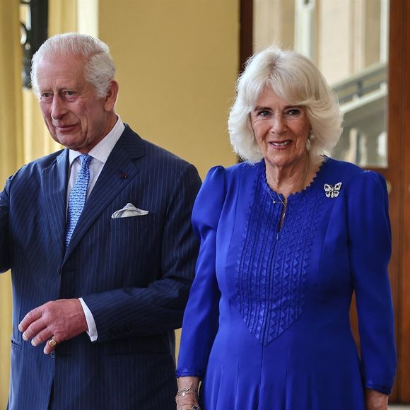 L'épouse du roi Charles III s'est rendue dans un magasin de luxe pour réaliser quelques achats de Noël

Le roi Charles III d'Angleterre et Camilla Parker Bowles, reine consort d'Angleterre - Le roi d'Angleterre et la reine consort d'Angleterre, raccompagnent l'empereur et l'impératrice du Japon aux portes de Buckingham Palace à l'issue de leur visite officielle à Londres, le 28 juin 2024. 
© Jira / Backgrid / Bestimage