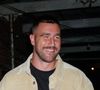 Leur histoire avait commencé après un rendez-vous manqué au concert de Taylor, où Travis Kelce espérait lui remettre un bracelet fait main.

Taylor Swift et son compagnon Travis Kelce à la sortie de l'hôtel "Waverly Inn" à New York, le 15 octobre 2023. 
The ImageDirect / Bestimage