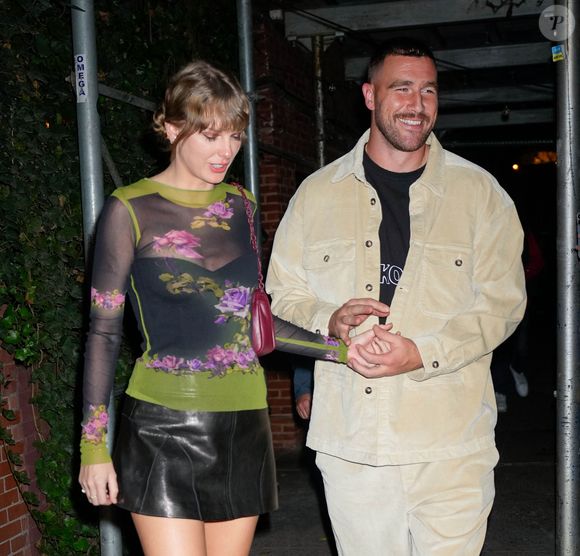 Leur histoire avait commencé après un rendez-vous manqué au concert de Taylor, où Travis Kelce espérait lui remettre un bracelet fait main.

Taylor Swift et son compagnon Travis Kelce à la sortie de l'hôtel "Waverly Inn" à New York, le 15 octobre 2023. 
The ImageDirect / Bestimage