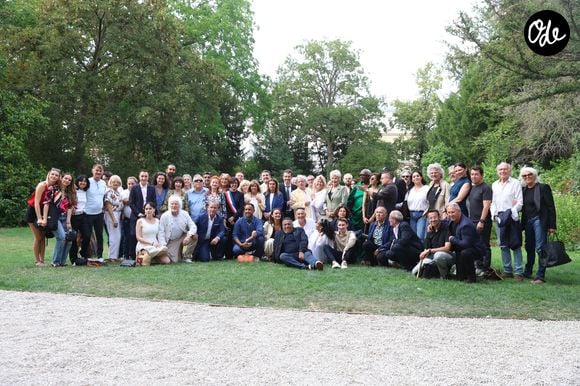 Parmi les personnalités présents : Chantal Goya, ⁠Hervé Vilard, ⁠Michèle Torr, ⁠Dani Lary, ⁠Salomé de Bahia, ⁠Véronique Bogdanoff, ⁠Faudel, Helmut Fritz ou encore Gilbert Montagné

Exclusif - ⁠ Chantal Goya, ⁠Hervé Vilard, ⁠Michèle Torr, ⁠Hugues Aufray et sa femme Murielle, ⁠Dani Lary, ⁠Salomé de Bahia, ⁠Véronique Bogdanoff, ⁠ Faudel, Helmut Fritz, Gilbert Montagné et sa femme Nikole, Magloire, Danièle Evenou, ⁠Danièle Gilbert, ⁠Julie Pietri, Fabien Lecoeuvre - ⁠Damien Nougarède reçoit des mains de Rachida Dati les insignes de Chevalier dans l’ordre des Arts et Lettres, lors d’une cérémonie organisée dans la salle des mariages de la mairie du 7ème arrondissement à Paris le 15 juillet 2026. © Alain Guizard/Bestimage