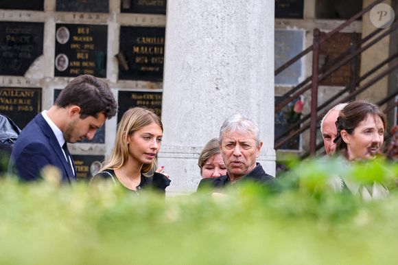 Giacomo Belmondo, Stella Belmondo, Louis-Michel Colla et Annabelle Belmondo - Sorties des obsèques d’Alain Belmondo au crématorium du Père-Lachaise à Paris, France, le 4 septembre 2025. © Dominique Jacovides/Bestimage
