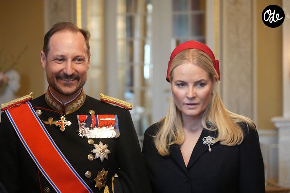 Le roi Philippe et la reine Mathilde de Belgique accueillis par la famille royale de Norvège au palais à Oslo, le 24 mars 2026. Le couple royal était entouré du roi Harald V de Norvège, de la reine Sonja de Norvège, de la princesse Mette-Marit de Norvège, et du prince Haakon de Norvège. NTB / Bestimage
