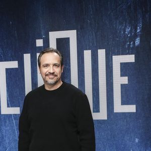 Alexandre Astier est à l'affiche de la série et des films "Kaamelott".

Alexandre Astier sur le plateau de  Clique présenté par M.Achour, et diffusé sur Canal + le  21 octobre 2025, Paris, France, le 14 octobre 2025. © Jack Tribeca / Bestimage