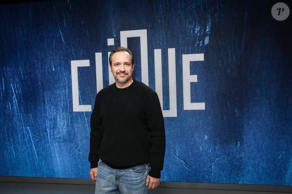 Alexandre Astier est à l'affiche de la série et des films "Kaamelott".

Alexandre Astier sur le plateau de  Clique présenté par M.Achour, et diffusé sur Canal + le  21 octobre 2025, Paris, France, le 14 octobre 2025. © Jack Tribeca / Bestimage