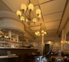 Installé au 16 rue Jean-Mermoz, dans le très chic 8e arrondissement de Paris, Le Mermoz est une adresse bistronomique discrète mais très prisée. 

Publication Instagram de sophie_davant le 22 mai 2026