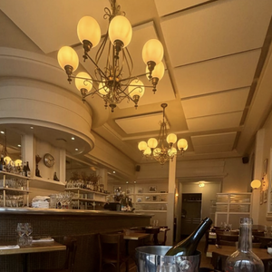 Installé au 16 rue Jean-Mermoz, dans le très chic 8e arrondissement de Paris, Le Mermoz est une adresse bistronomique discrète mais très prisée. 

Publication Instagram de sophie_davant le 22 mai 2026