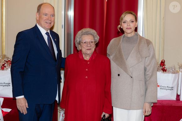 Albert et Charlene de Monaco remettent les cadeaux aux personnes âgées au siège de la Croix Rouge, dans le cadre des célébrations de la Fête Nationale monégasque, le 14 novembre 2025. © Olivier Huitel/Pool Monaco/Bestimage