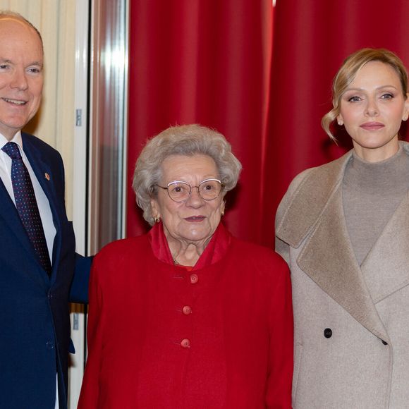 Albert et Charlene de Monaco remettent les cadeaux aux personnes âgées au siège de la Croix Rouge, dans le cadre des célébrations de la Fête Nationale monégasque, le 14 novembre 2025. © Olivier Huitel/Pool Monaco/Bestimage
