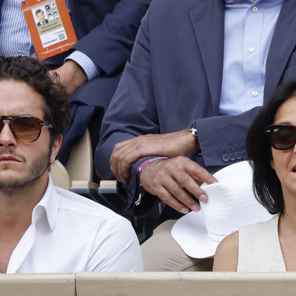 Florence Foresti et son compagnon Alexandre Kominek dans les tribunes lors des Internationaux de France de Tennis de Roland Garros 2022 à Paris, le 29 mai 2022. 

Photo : Cyril Moreau / Bestimage