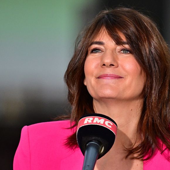 Le couple séjourne à Perros-Guirec dans un hôtel surplombant la Côte de Granit Rose.

Estelle Denis présente son émission "Estelle Midi" (RMC) depuis le sommet pour l'action sur l'IA au Grand Palais à Paris. © Christian Liewig / Bestimage