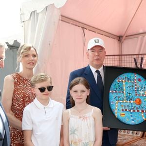 Le prince Albert II de Monaco, la princesse Charlène et le prince Jacques et la princesse Gabriella - Cérémonie d’ouverture de la 6ème édition des Rencontres des Sites Historiques Grimaldi de Monaco, et remise des Trophées aux Officiels le 14 juin 2025. LL. AA. SS. le Prince Albert II et la Princesse Charlène, accompagnés de S.A.S. le Prince héréditaire Jacques et S.A.S. la Princesse Gabriella, ont ouvert ce samedi 14 juin, à 10h00, la 6ème édition des Rencontres des Sites Historiques Grimaldi de Monaco, organisée par la Fédération éponyme.
Créé il y a dix ans, le réseau des fiefs comprend aujourd'hui plus de 80 collectivités territoriales dans l'association française et une trentaine dans l'association italienne.
Pour cette 6ème année, trois sites historiques de la Haute-Loire (Polignac, Lavoûte-sur-Loire, Saint-Pal-de-Chalencon), deux communes des Appennins (Bardi et Pompiano), Ollioules dans le Var, Villeneuve-Loubet dans les Alpes-Maritimes et Uzès dans le Gard ont été mis à l’honneur.
Après Son discours, le Souverain a remis les plaques souvenirs de cette édition aux huit maires invités, ainsi qu'aux services techniques de la commune de Monaco et aux éditions Glénat. 
L'éditeur J.Glénat a présenté, en avant-première, la nouvelle bande dessinée Monaco-l’Épopée des Grimaldi. Réalisé en collaboration avec les Archives du Palais princier, cet ouvrage est édité en français et en anglais. Ses auteurs, le scénariste A.Delalande et le dessinateur C.Fernandez, sont présents sur le village des Sites historiques, pour des séances de dédicace, jusqu'à demain dimanche de 11h00 à 13h00 et de 15h00 à 17h00.
La Famille princière a ensuite cheminé dans le Village pour un moment de partage, à la rencontre des exposants, venus nombreux honorer Sa présence. 
© Caudia Albuquerque / Bestimage