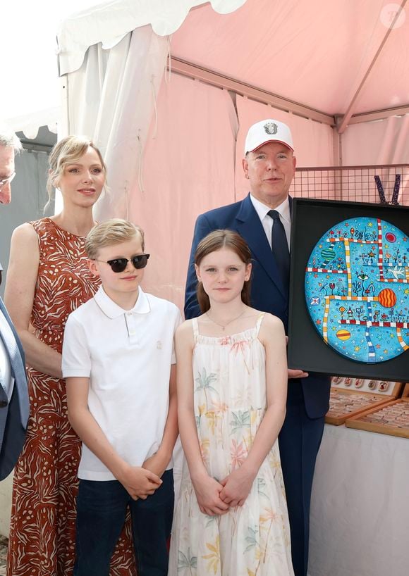 Le prince Albert II de Monaco, la princesse Charlène et le prince Jacques et la princesse Gabriella - Cérémonie d’ouverture de la 6ème édition des Rencontres des Sites Historiques Grimaldi de Monaco, et remise des Trophées aux Officiels le 14 juin 2025. LL. AA. SS. le Prince Albert II et la Princesse Charlène, accompagnés de S.A.S. le Prince héréditaire Jacques et S.A.S. la Princesse Gabriella, ont ouvert ce samedi 14 juin, à 10h00, la 6ème édition des Rencontres des Sites Historiques Grimaldi de Monaco, organisée par la Fédération éponyme.
Créé il y a dix ans, le réseau des fiefs comprend aujourd'hui plus de 80 collectivités territoriales dans l'association française et une trentaine dans l'association italienne.
Pour cette 6ème année, trois sites historiques de la Haute-Loire (Polignac, Lavoûte-sur-Loire, Saint-Pal-de-Chalencon), deux communes des Appennins (Bardi et Pompiano), Ollioules dans le Var, Villeneuve-Loubet dans les Alpes-Maritimes et Uzès dans le Gard ont été mis à l’honneur.
Après Son discours, le Souverain a remis les plaques souvenirs de cette édition aux huit maires invités, ainsi qu'aux services techniques de la commune de Monaco et aux éditions Glénat. 
L'éditeur J.Glénat a présenté, en avant-première, la nouvelle bande dessinée Monaco-l’Épopée des Grimaldi. Réalisé en collaboration avec les Archives du Palais princier, cet ouvrage est édité en français et en anglais. Ses auteurs, le scénariste A.Delalande et le dessinateur C.Fernandez, sont présents sur le village des Sites historiques, pour des séances de dédicace, jusqu'à demain dimanche de 11h00 à 13h00 et de 15h00 à 17h00.
La Famille princière a ensuite cheminé dans le Village pour un moment de partage, à la rencontre des exposants, venus nombreux honorer Sa présence. 
© Caudia Albuquerque / Bestimage