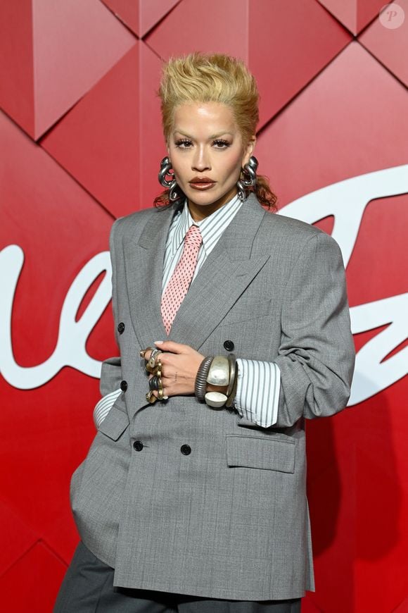 La chanteuse a opté pour une costume gris issu de sa collection avec Primark et a surpris avec ses cheveux et ses sourcils décolorés.
Rita Ora aux British Fashion Awards 2024 au Royal Albert Hall, à Londres, le 2 décembre 2024.