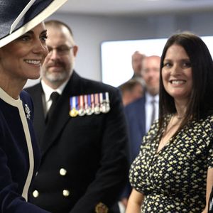 Kate Middleton est apparue avec un look navy impeccable.

22 mai 25 - Son Altesse Royale la Princesse de Galles rencontre l'équipage du navire, leurs familles et leurs amis Son Altesse Royale la Princesse de Galles, marraine du HMS Glasgow, a donné aujourd'hui sa bénédiction au plus récent navire de guerre de la Royal Navy.  En frappant une bouteille de whisky contre la coque pour lui porter chance, Son Altesse Royale a officiellement baptisé le HMS Glasgow, la première des huit frégates de type 26 à la pointe de la guerre navale.  Sous les acclamations de centaines d'amis, de membres de la famille, de travailleurs, d'invités de marque et des 45 membres de l'équipage du navire sur le site de construction navale de BAE Systems à Scotstoun, la duchesse de Rothesay, comme on l'appelle en Écosse, a prononcé les mots consacrés : "Je nomme ce navire Glasgow. Que Dieu le bénisse, ainsi que tous ceux qui y servent". Photo by Dan Bladen/Royal Navy/SWNS/ABACAPRESS.COM