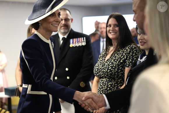 Kate Middleton est apparue avec un look navy impeccable.

22 mai 25 - Son Altesse Royale la Princesse de Galles rencontre l'équipage du navire, leurs familles et leurs amis Son Altesse Royale la Princesse de Galles, marraine du HMS Glasgow, a donné aujourd'hui sa bénédiction au plus récent navire de guerre de la Royal Navy.  En frappant une bouteille de whisky contre la coque pour lui porter chance, Son Altesse Royale a officiellement baptisé le HMS Glasgow, la première des huit frégates de type 26 à la pointe de la guerre navale.  Sous les acclamations de centaines d'amis, de membres de la famille, de travailleurs, d'invités de marque et des 45 membres de l'équipage du navire sur le site de construction navale de BAE Systems à Scotstoun, la duchesse de Rothesay, comme on l'appelle en Écosse, a prononcé les mots consacrés : "Je nomme ce navire Glasgow. Que Dieu le bénisse, ainsi que tous ceux qui y servent". Photo by Dan Bladen/Royal Navy/SWNS/ABACAPRESS.COM