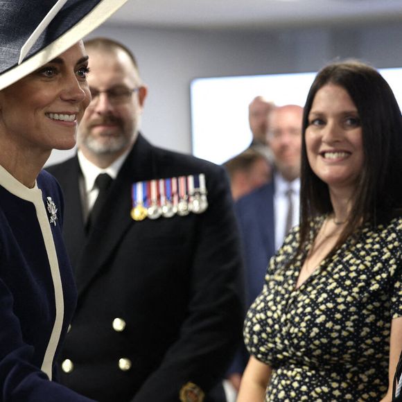 Kate Middleton est apparue avec un look navy impeccable.

22 mai 25 - Son Altesse Royale la Princesse de Galles rencontre l'équipage du navire, leurs familles et leurs amis Son Altesse Royale la Princesse de Galles, marraine du HMS Glasgow, a donné aujourd'hui sa bénédiction au plus récent navire de guerre de la Royal Navy.  En frappant une bouteille de whisky contre la coque pour lui porter chance, Son Altesse Royale a officiellement baptisé le HMS Glasgow, la première des huit frégates de type 26 à la pointe de la guerre navale.  Sous les acclamations de centaines d'amis, de membres de la famille, de travailleurs, d'invités de marque et des 45 membres de l'équipage du navire sur le site de construction navale de BAE Systems à Scotstoun, la duchesse de Rothesay, comme on l'appelle en Écosse, a prononcé les mots consacrés : "Je nomme ce navire Glasgow. Que Dieu le bénisse, ainsi que tous ceux qui y servent". Photo by Dan Bladen/Royal Navy/SWNS/ABACAPRESS.COM