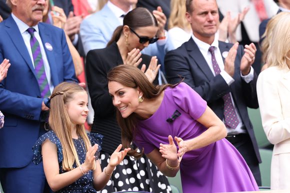 La princesse de Galles (Catherine (Kate) Middleton, princesse de Galles) avec sa fille la princesse Charlotte de Galles assiste à la finale du simple messieurs lors du quatorzième jour des Championnats de Wimbledon 2024 au All England Lawn Tennis and Croquet Club le 14 juillet 2024 à Londres, en Angleterre. © Tim Merry/MirrorPix/Bestimage