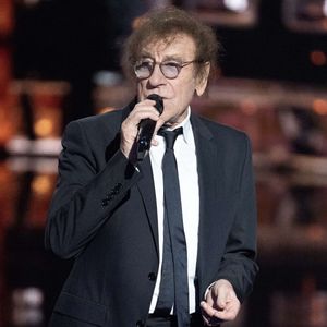 Alain Souchon se produit sur scène lors de la 40e édition des Victoires de la Musique à La Seine Musicale le 14 février 2025 à Boulogne-Billancourt, France. Photo par David NIVIERE/ABACAPRESS.COM