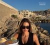 C’est dans la cité phocéenne qu’elle a pu trouver sa "dream place" (son endroit de rêve en anglais, NDLR), comme elle a pu le confier en légende d’une photo sur laquelle nous la voyons à la table d’un restaurant en bord de mer.

Iris Mittenaere au Tuba Club à Marseille - Photo Instagram partagée le samedi 20 juin 2026