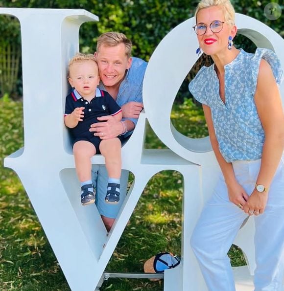 Avant de conclure : "Penons soin de nos petits, tout va si vite. Merci aux anges de veiller si bien sur nous et à notre belle étoile d'avoir brillé plus fort hier".

Aurore et Jonathan immortalisés sur Instagram avec leur fils Achille (Capture d'écran).