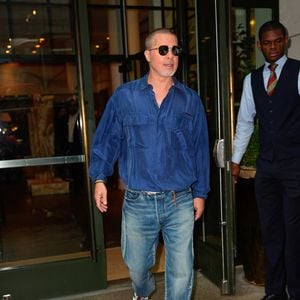 16/06/2025 Brad Pitt et Ines de Ramon sont sortis à New York. L'acteur américain portait une chemise bleue, un jean et des baskets Adidas.  

Photo : The ImageDirect / Bestimage