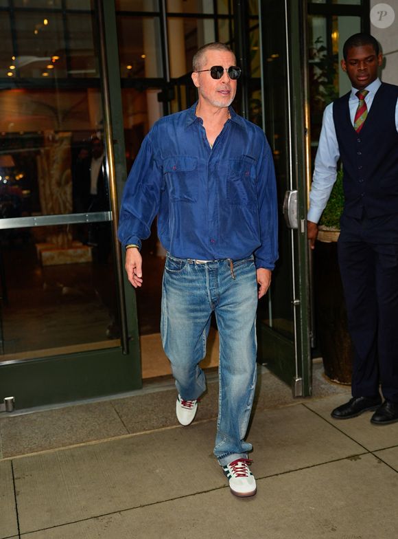 16/06/2025 Brad Pitt et Ines de Ramon sont sortis à New York. L'acteur américain portait une chemise bleue, un jean et des baskets Adidas.  

Photo : The ImageDirect / Bestimage