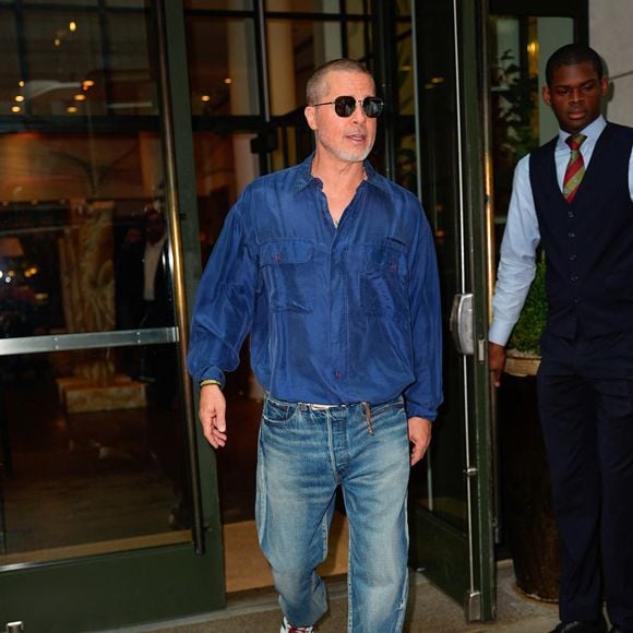 16/06/2025 Brad Pitt et Ines de Ramon sont sortis à New York. L'acteur américain portait une chemise bleue, un jean et des baskets Adidas.  

Photo : The ImageDirect / Bestimage