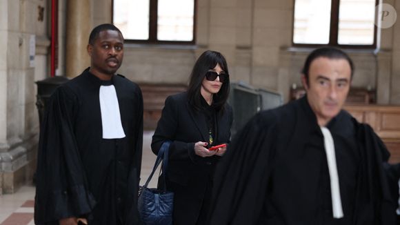 Isabelle Adjani arrive pour la tenue de son procès en appel (chambre 2-13) pour fraude fiscale, au Palais de Justice de Paris, le 27 février 2026.
© Julien Sarkissian/Bestimage
