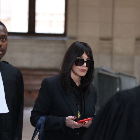 Isabelle Adjani arrive pour la tenue de son procès en appel (chambre 2-13) pour fraude fiscale, au Palais de Justice de Paris, le 27 février 2026.
© Julien Sarkissian/Bestimage