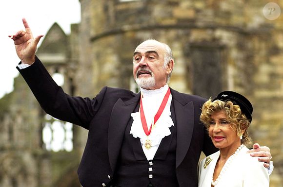 Photo d'archives du 05/07/00 de l'acteur Sir Sean Connery, avec son épouse Micheline, portant sa médaille après avoir été officiellement fait chevalier par la Reine lors d'une cérémonie d'investiture, au Palais de Holyroodhouse à Edimbourg. © David Cheskin/PA Wire. ABACA