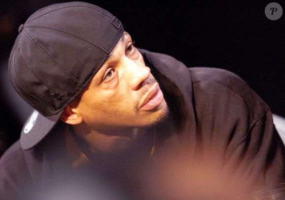 Le chanteur français Joey Starr participe à une réunion à Clichy-Sous-Bois près de Paris pour demander aux jeunes des banlieues de voter aux prochaines élections. Photo par Mehdi Taamallah/ABACAPRESS.COM