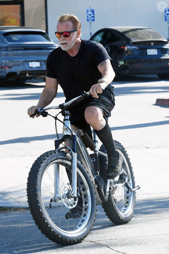 Arnold Schwarzenegger fait du vélo avec son fils Patrick à Los Angeles. © The ImageDirect / Bestimage