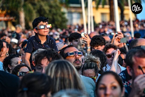 Illustration du public regardant l'eclipse solaire depuis la Promenade des Anglais à Nice, le 12 août 2026. 

 © Bruno Bebert / Bestimage