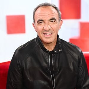 Nikos Aliagas lors de l'enregistrement de l'émission « Vivement dimanche » au studio Rive Gauche, présentée par Michel Drucker, diffusée sur France 3 le 21 juin 2026, à Paris, France, le 20 mai 2026. © Guillaume Gaffiot/Bestimage