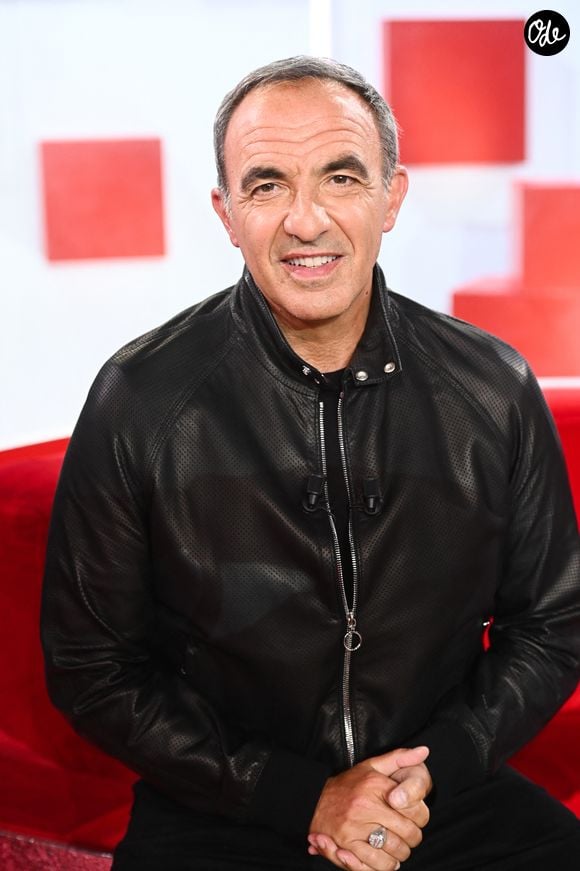 Nikos Aliagas lors de l'enregistrement de l'émission « Vivement dimanche » au studio Rive Gauche, présentée par Michel Drucker, diffusée sur France 3 le 21 juin 2026, à Paris, France, le 20 mai 2026. © Guillaume Gaffiot/Bestimage