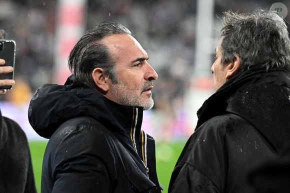 Jean Dujardin, Jean-Luc Reichmann - Célébrités dans les tribunes du match d'ouverture du Tournoi des six nations : France-Irlande (36-14) au Stade de France à Saint-Denis le 5 février 2026. © Lionel Urman/Bestimage