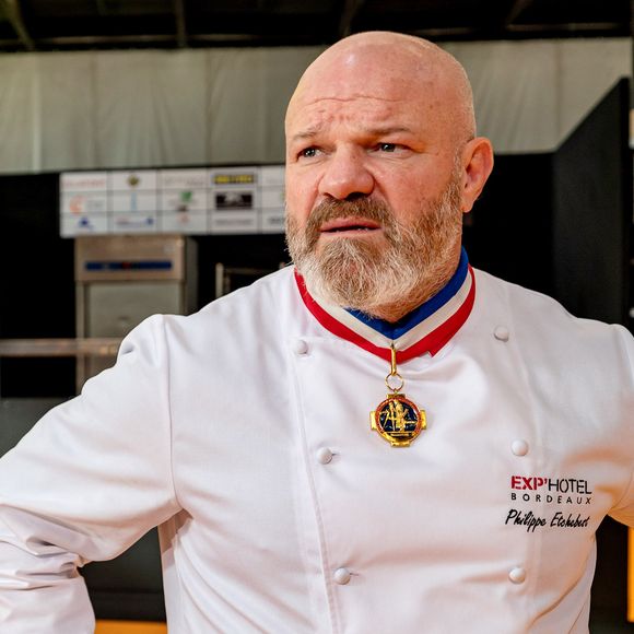 Philippe Etchebest est connu pour son tempérament volcanique à la télévision se montre habituellement très serein dans ses propres établissements.

Exclusif - Philippe Etchebest préside le salon français de la restauration "Expotel" à Bordeaux. Il dirige aussi la journée des chefs et sa composition regroupant plusieurs Etoiles sur l'évènement. © Patrick Bernard/ Bestimage