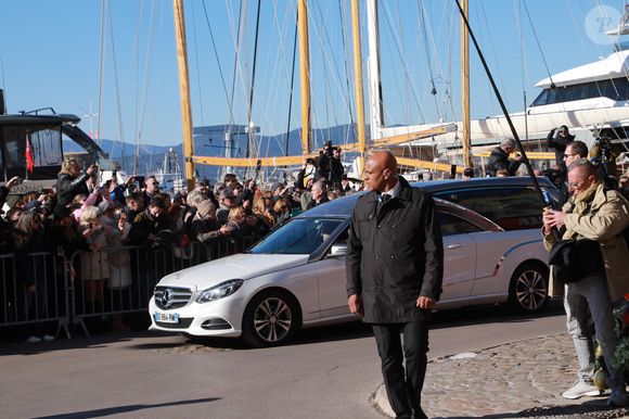 Le convoi funéraire de Brigitte Bardot se dirige vers le cimetière marin de Saint-Tropez où elle sera inhumée dans le caveau familial, le 7 janvier 2026. Brigitte Bardot, figure emblématique du cinéma français et icône internationale, est décédée le 28 décembre 2025 à l'âge de 91 ans dans sa mythique propriété de La Madrague, à Saint-Tropez (France). Révélée au monde entier par son rôle dans "Et Dieu... créa la femme", elle avait contribué à faire de Saint-Tropez un lieu mondialement connu. L'actrice sera inhumée le 7 janvier 2026 au cimetière marin de Saint-Tropez, aux côtés de son père Louis Bardot (1896-1975) et de sa mère Anne-Marie Mucel (1912-1978). Une cérémonie religieuse s'est tenue auparavant dans l'église de Saint-Tropez, où proches, personnalités et anonymes ont pu lui rendre un dernier hommage.