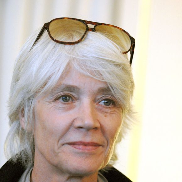 La chanteuse est morte en juin dernier à l'âge de 80 ans.

La chanteuse française Françoise Hardy pose après la cérémonie au cours de laquelle l'architecte français Christian Ghion, le journaliste Yves Bigot et l'animateur et producteur de radio Bernard Chereze ont été faits chevaliers de l'Ordre des Arts et des Lettres par le ministre de la Culture Renaud Donnedieu de Vabres, à son ministère à Paris, France, le 4 octobre 2006. Photo by Christophe Guibbaud/ABACAPRESS.COM