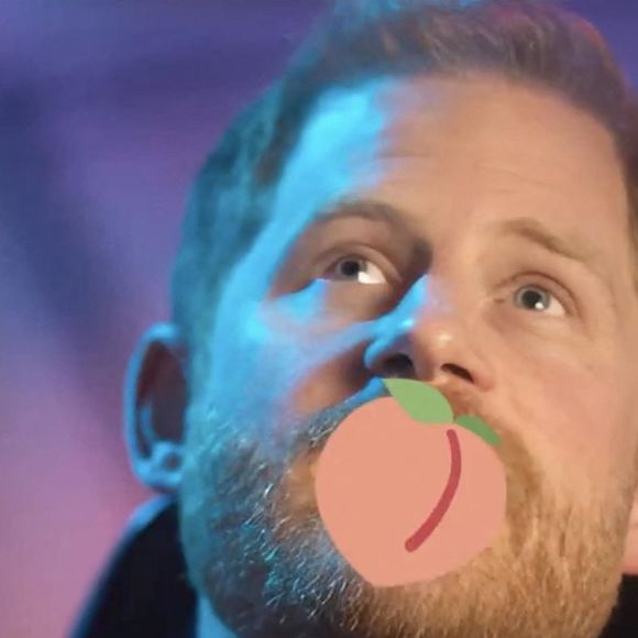 Le prince Harry, duc de Sussex, se fait tatouer dans le cou par Jelly Roll en échange de sa venue aux Invictus Games 2025. Le tatouage figure en lettres capitales "I AM Jelly Roll".