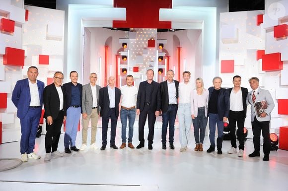 Exclusif - Thierry Gouvenou, Emmanuel Chaunu, Franck Ferrand, Laurent Jalabert, Jean Paul Ollivier, Thomas Voeckler, Christian Prudhomme, Nicolas Geay, Yoann Offredo, Marion Rousse, Michel Drucker, Laurent Luyat et Gérard Holtz - Enregistrement de l'émission "Vivement dimanche" au Studio Gabriel à Paris, présentée par M.Drucker et diffusée le 23 juin sur France 3
© Guillaume Gaffiot / Bestimage