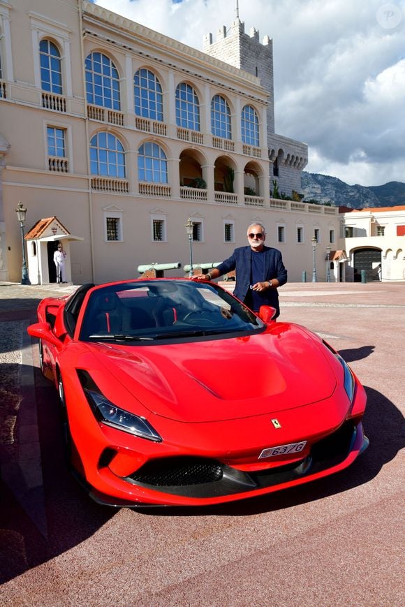 Dominique Chapatte sur la place du Palais de Monaco le 29 septembre 2020, pendant le tournage de l'émission Turbo diffusée sur la chaine française M6.
© BRUNO BEBERT/PRM/BESTIMAGE