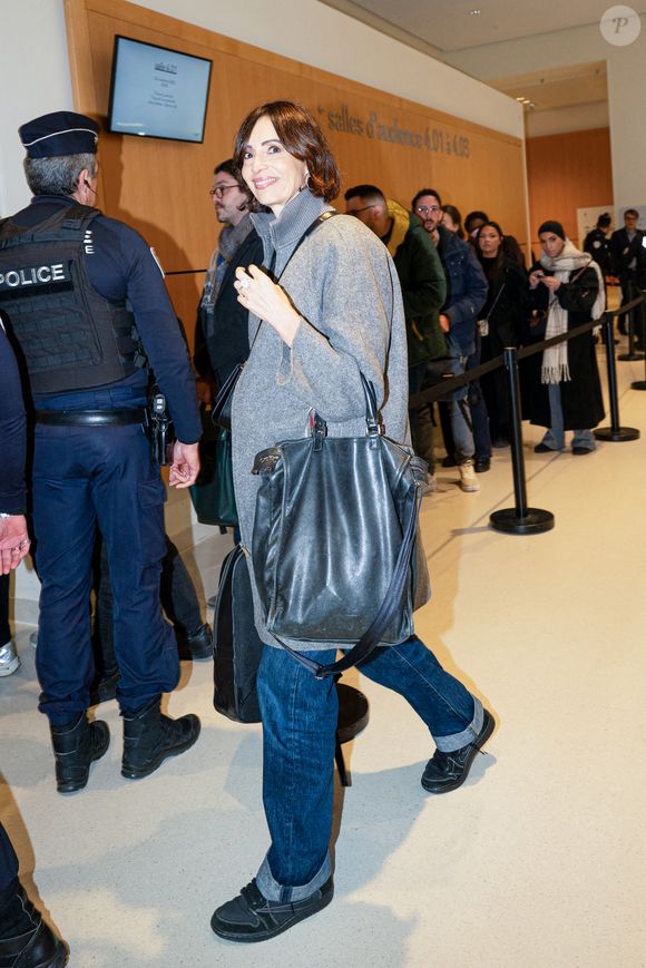 Géraldine Maillet, compagne de Daniel Riolo - Arrivées au tribunal correctionnel de Paris en marge du procès en diffamation entre Didier Deschamps et Daniel Riolo, le 20 novembre 2025.

 © Pierre Perusseau/Bestimage