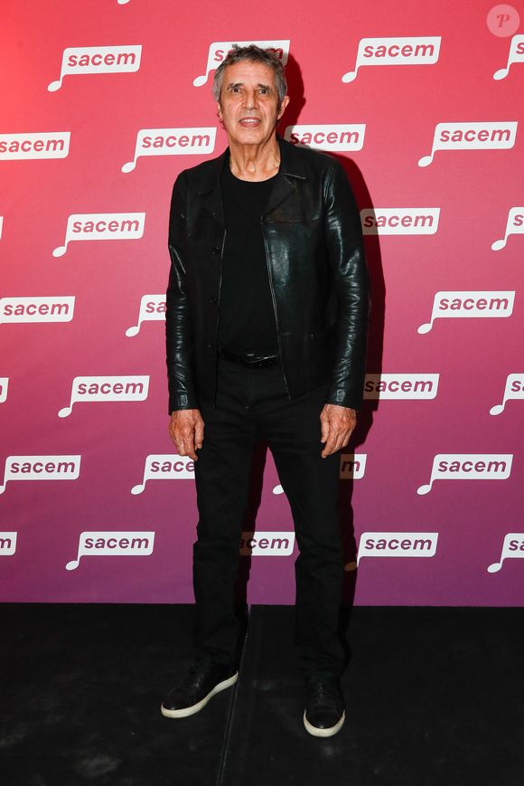 Pour la cérémonie, il fera pourtant exception, avec une version plus courte et des arrangements inédits au piano.

Julien Clerc - Photocall de la soirée en hommage à Jean-Loup Dabadie à la SACEM à Neuilly-sur-Seine, le 07 avril 2025. 

© Christophe Clovis / Bestimage